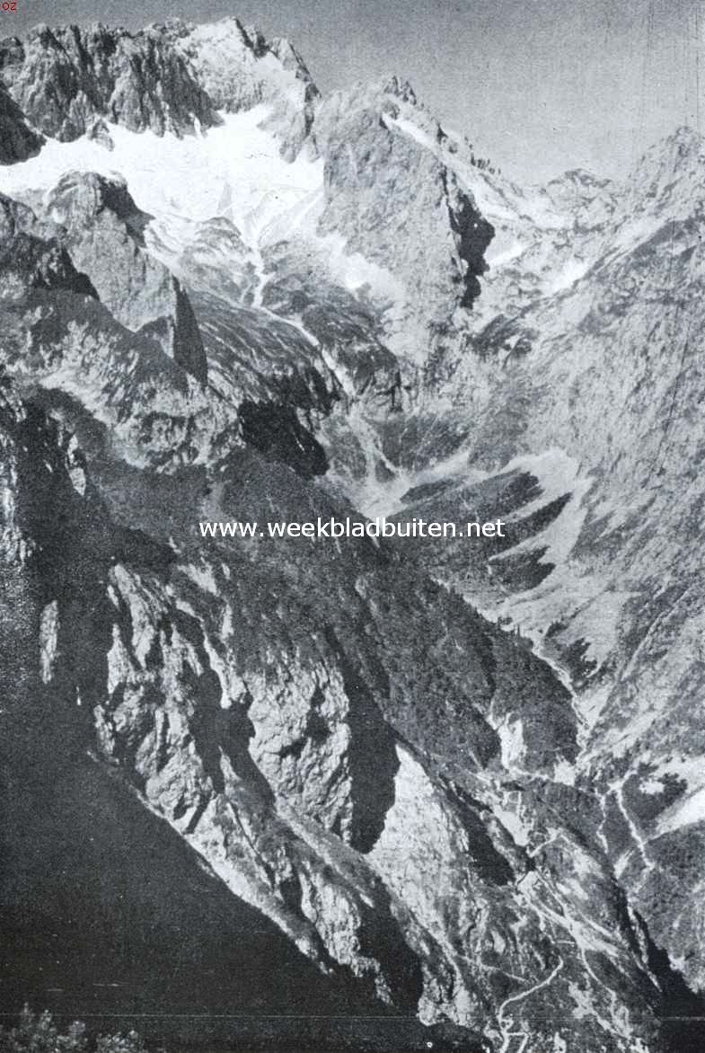 Garmisch-Partenkirchen in den winter. Het Hhental en de Zugspitze, gezien van het Hupfleitenjoch uit