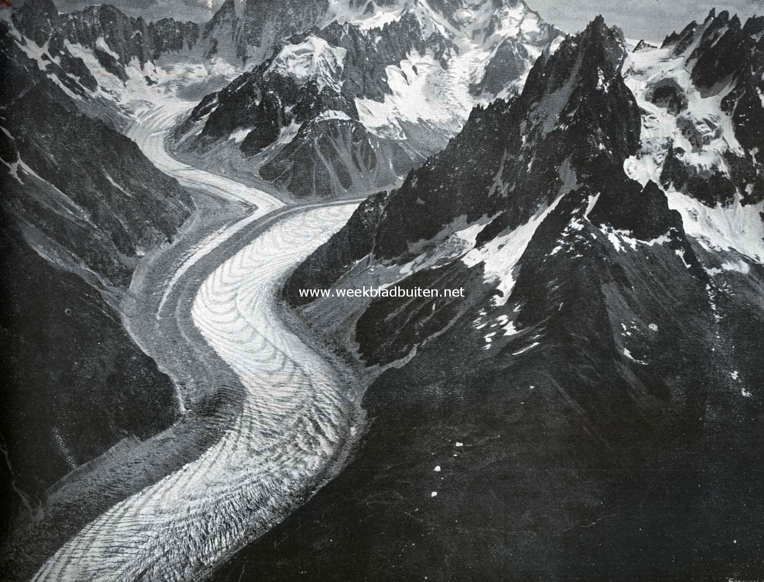 De rustelooze aarde. De verbinding der gletschers Leschaux en Nantillous in de Fransche Alpen. Men lette op de randspleten op den voorgrond en de donkere banen dwars over den gletscher (luchtfoto)