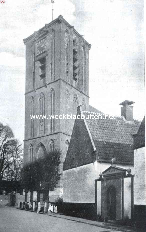 Elburg. De kerktoren te Elburg. Rechts de poort van het Weduwenhofje