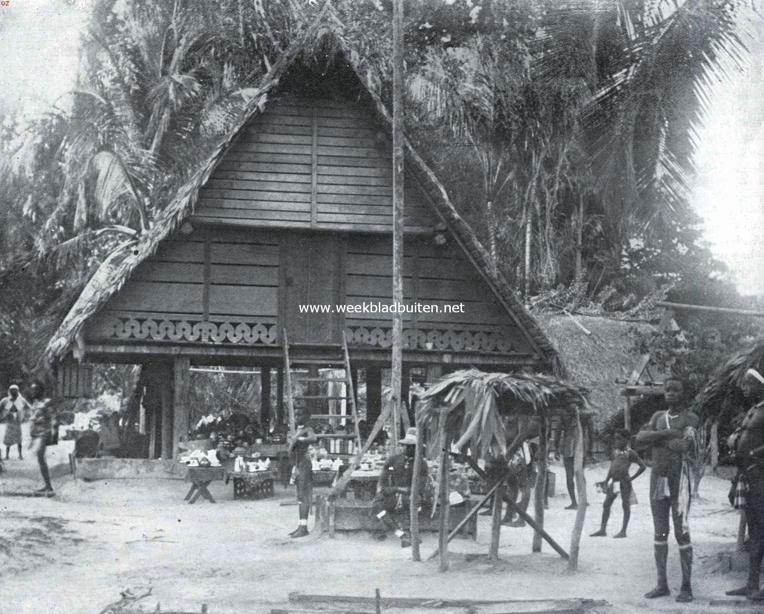 Een Afrikaansche samenleving in het binnenland van Suriname. Woning van Oseisei, granman (opperhoofd) der Aucaner Boschnegers te Drietabbetje in Suriname (Tabbetje betekent eiland, oseisei, een krachtig heerscher, was een der voorgangers van den thans ook overleden granman Amakti