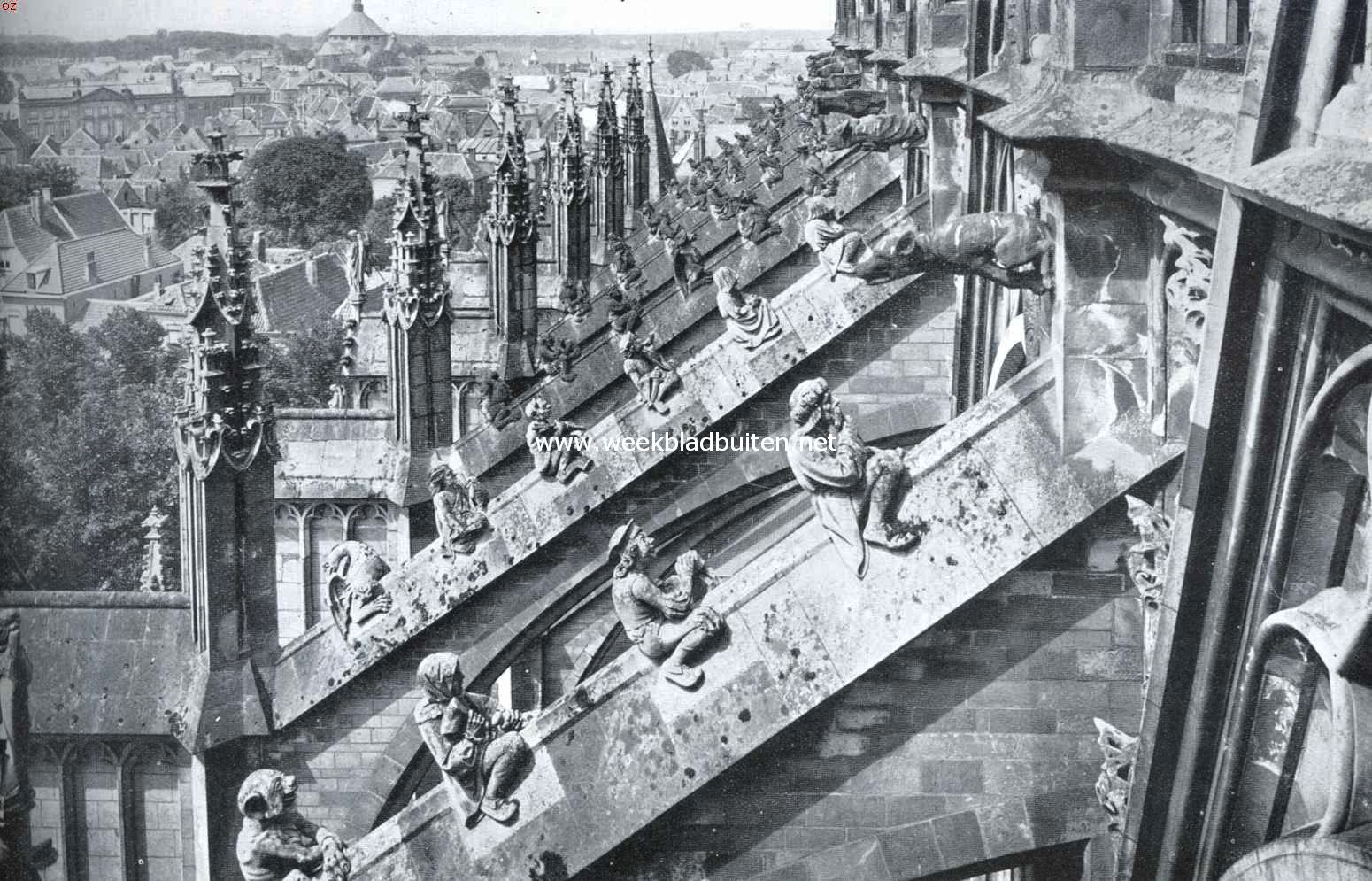 's-Hertogenbosch zevenhonderdvijftig jaar. De luchtbogen met hun typische beelden aan de zuidzijde der 'St. Janskathedraal