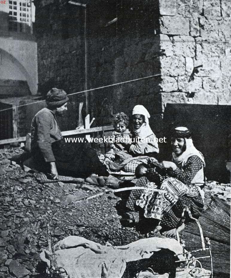 De Nomaden van Beiroet. Verarmde Koerden te Beiroet. Men lette op het prachtige schort, dat de vrouw op den voorgrond draagt