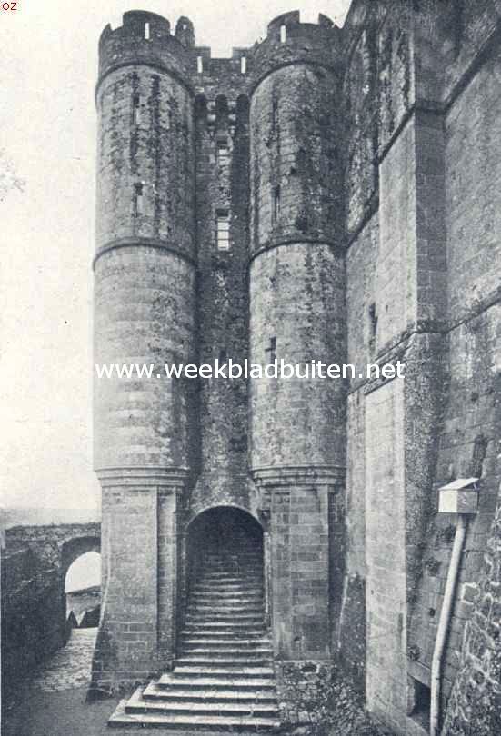 Mont Saint Michel. Het Chatelet, de ingang van de abdijgebouwen (begin 15e eeuw) op den Mont Saint Michel