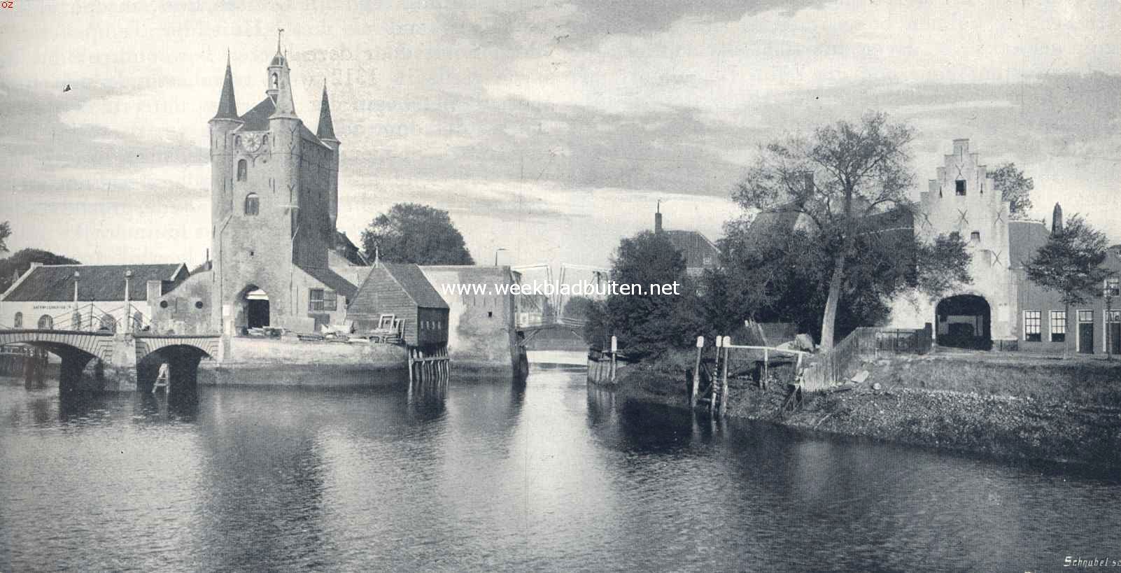 De Zuid-Havenpoort (einde 15e eeuw) met ophaalbrug en de landzijde der Noord-Havenpoort