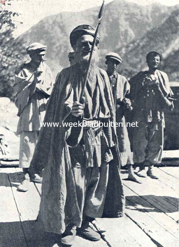 Krijgsdans der Kafirs in Chitral met dansbijl en pronkmantel