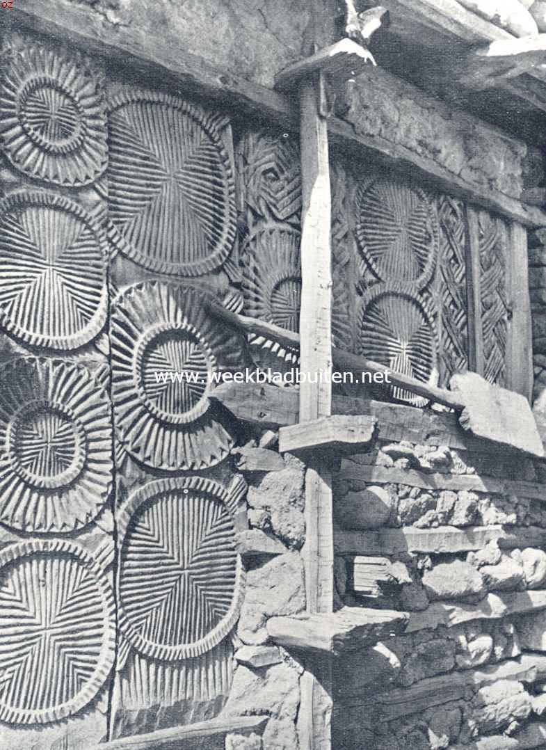 In Noeristan. Fraai houtsnijwerk aan een huis in Noeristan