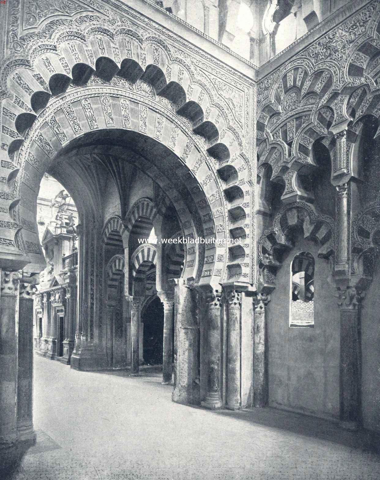 In de Arabische moskee te Cordoba. Aanvankelijk stond hier een West-Gothische Christelijke kerk. Allengs werd deze door de Arabieren tot en moskee verbouwd en nadat zij verdwenen waren, werd in het hart van de moskee een renaissance-kapel opgericht, waartoe groote stukken weggebroken werden. Vandaar een dooreenmengeling van stijlen, op deze afbeelding duidelijk te zien.