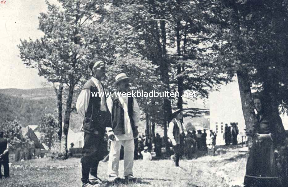 Stojan (vooraan) in gesprek met een dorpsgenoot