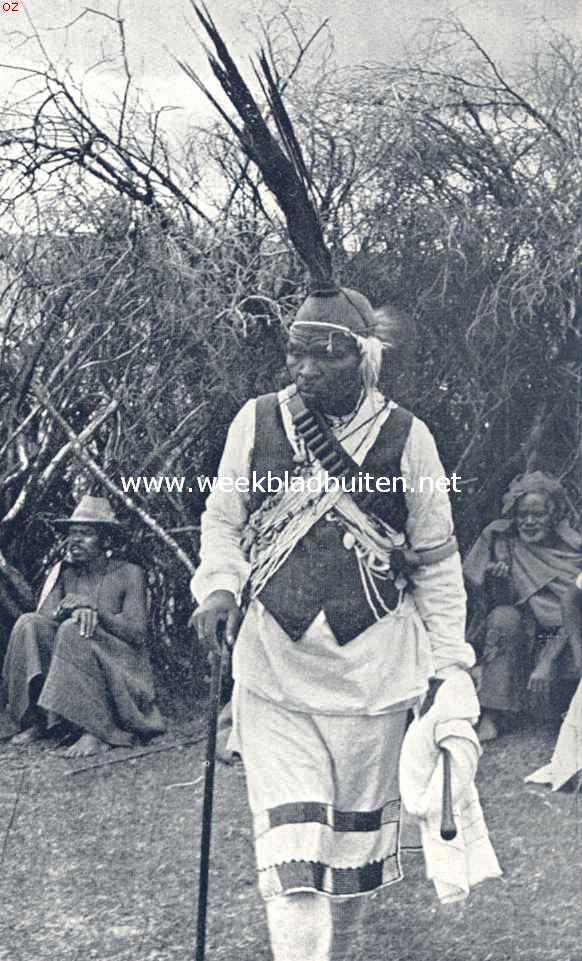 Basoetoland, het Zuid-Afrikaansche Zwitserland. Vova, opperhoofd der Basoeto's, op weg naar de feesten van zijn stam. Zijn kaal hoofd is getooid met fazantenveeren