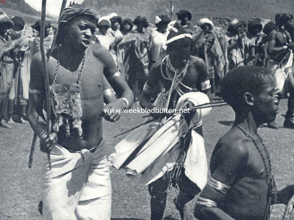 Basoetoland, het Zuid-Afrikaansche Zwitserland. De jonge Basoeto's komen in draf op de dansplaats