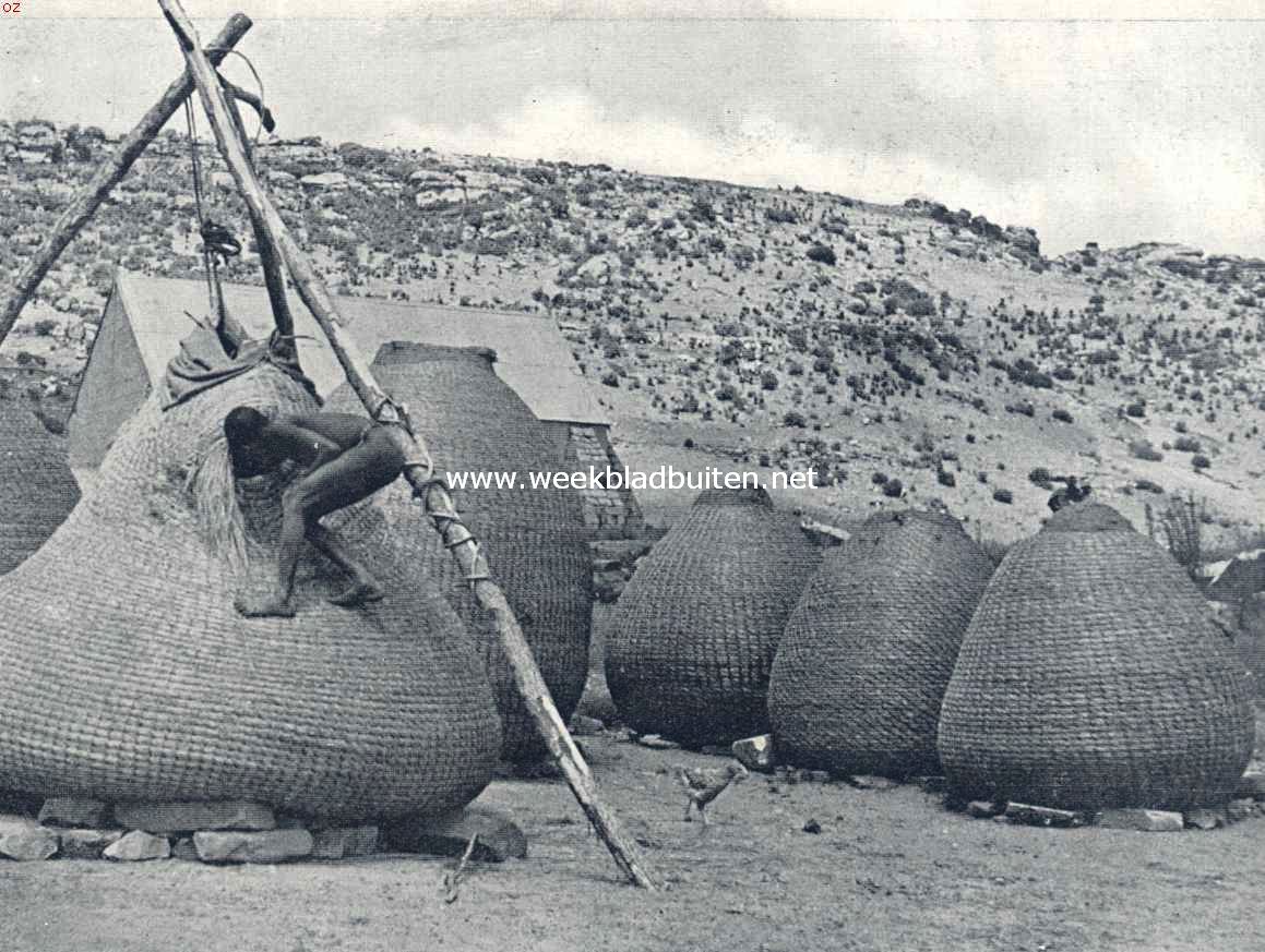 Basoetoland, het Zuid-Afrikaansche Zwitserland. Voorraadschuren in een Basoeto-dorp