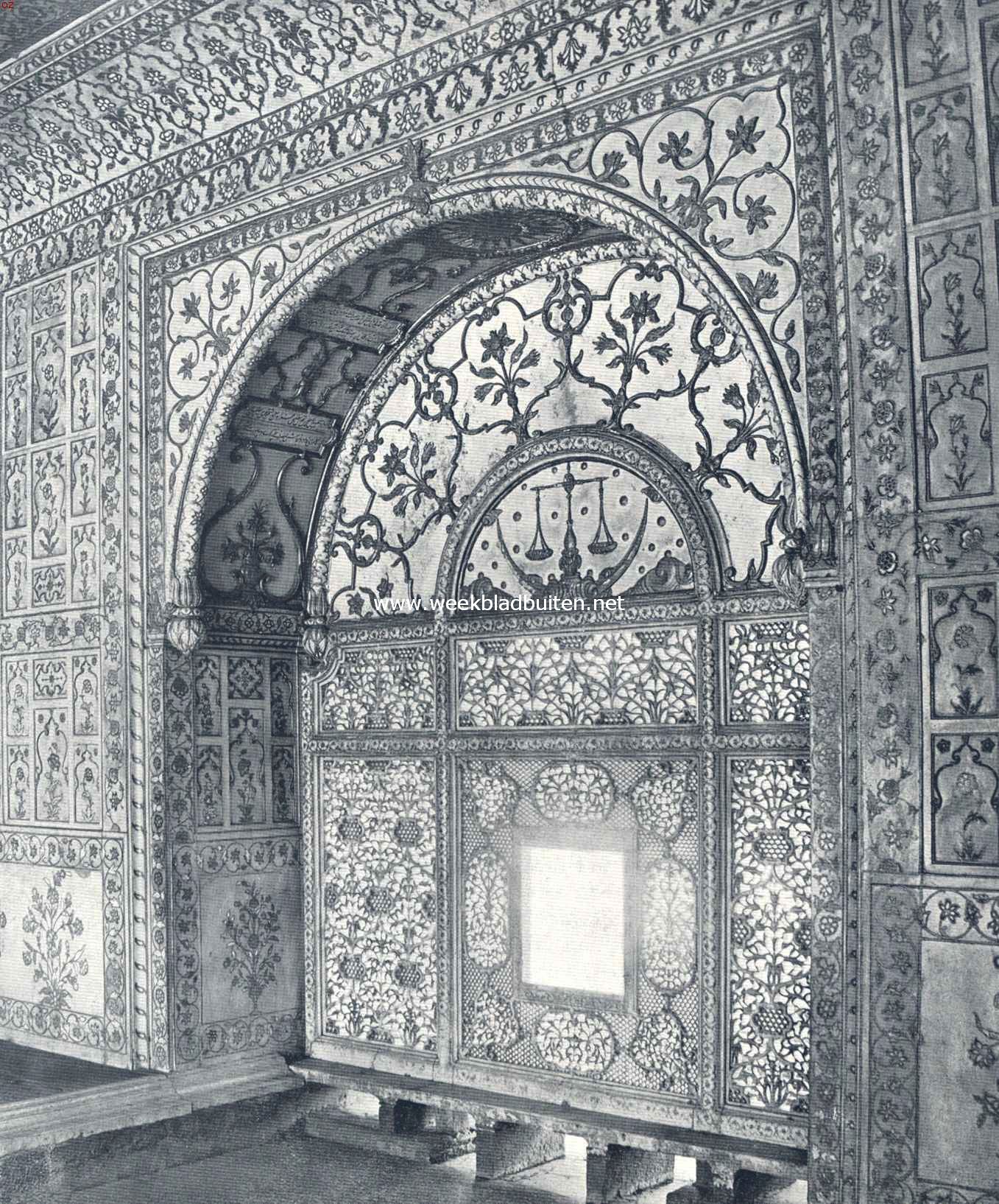 In de Diwan-I-Am, het door den Groot-Mogol Shah Dzjehan (1e helft 17e eeuw) gebouwde gerechtsgebouw, in het fort te Agra