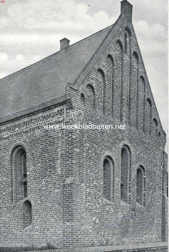 Gedeelte van de kerk te Ulrum. De achtergevel is versierd met rondbogig gesloten en door colonnetten gescheiden spaarvelden. - Het kleine raampje, beneden in den zijgevel maakte het den geexcommuniceerden mogelijk nog iets van het altaar te zien