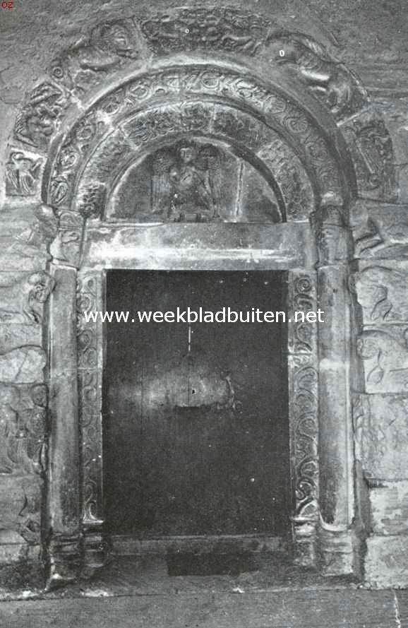 11e Eeuwsche Romaansche deur, die toegang geeft tot de Keizerzaal in Slot Tirol