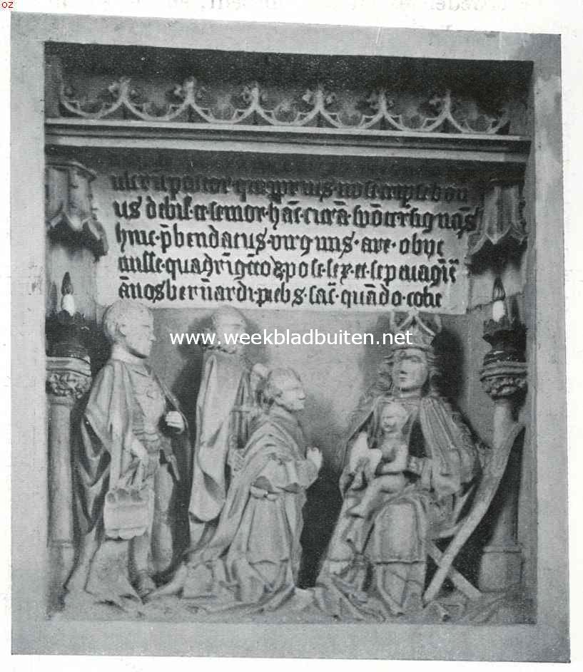 Zandsteenen epitaaf (103x88 cm) voor Egbert Onsta, den tweeden priester der kerk, overleden 1476. Het stuk is gerestaureerd, de hoofden zijn nieuw aangebracht. Op de zuiltjes ter rechter en ter linkerzijde zijn kaarsen geplaatst. Oorspronkelijk zullen hierop heiligenbeeldjes gestaan hebben
